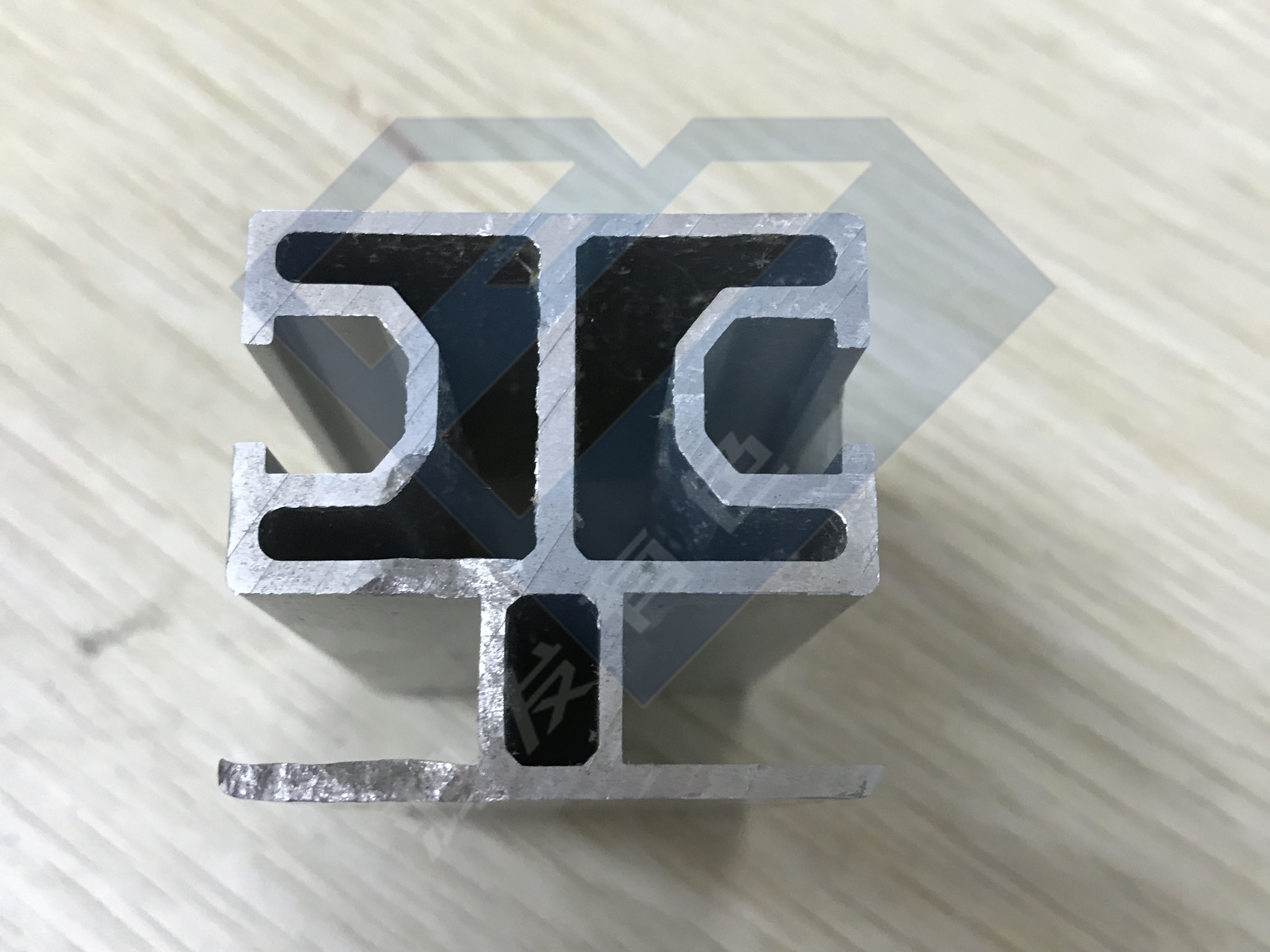 異形鋁合金型材開(kāi)模定制39.4*37mm,30年鋁型材擠壓廠(chǎng)家生產(chǎn)